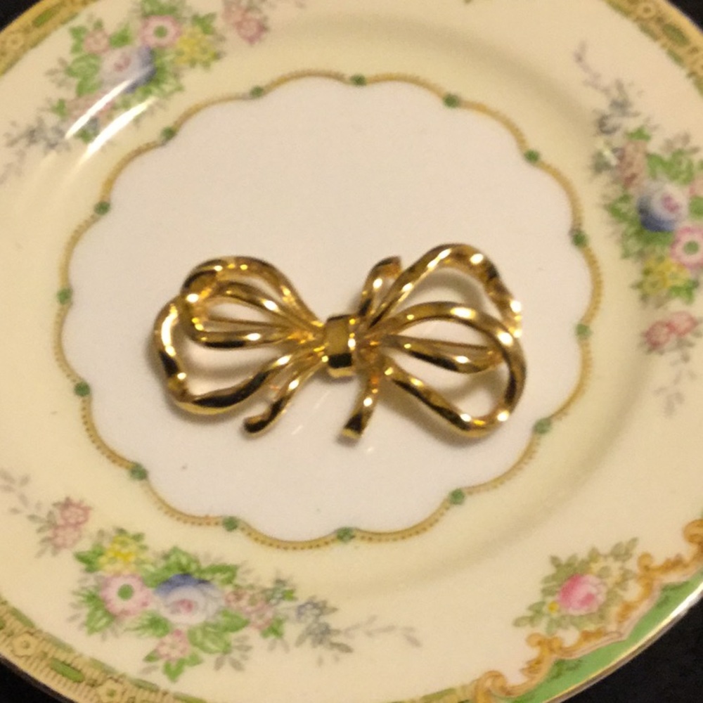 Gold bow brooch